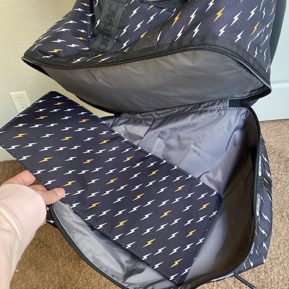 LE SPORTSAC | EUC Dakota medium lighting bolt duffel bag/weekender - Picture 4 of 13